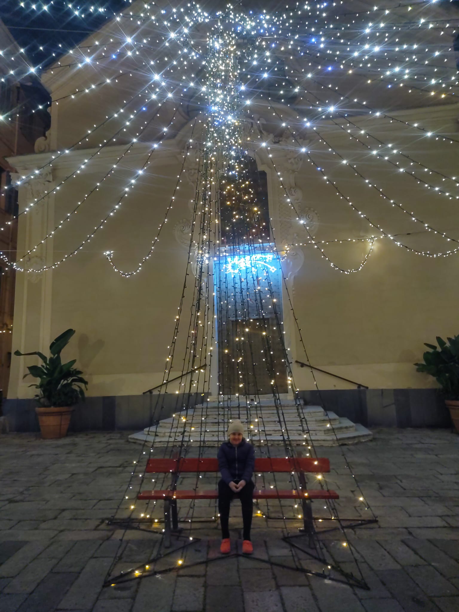 Allestimento luci nel centro storico di Bordighera