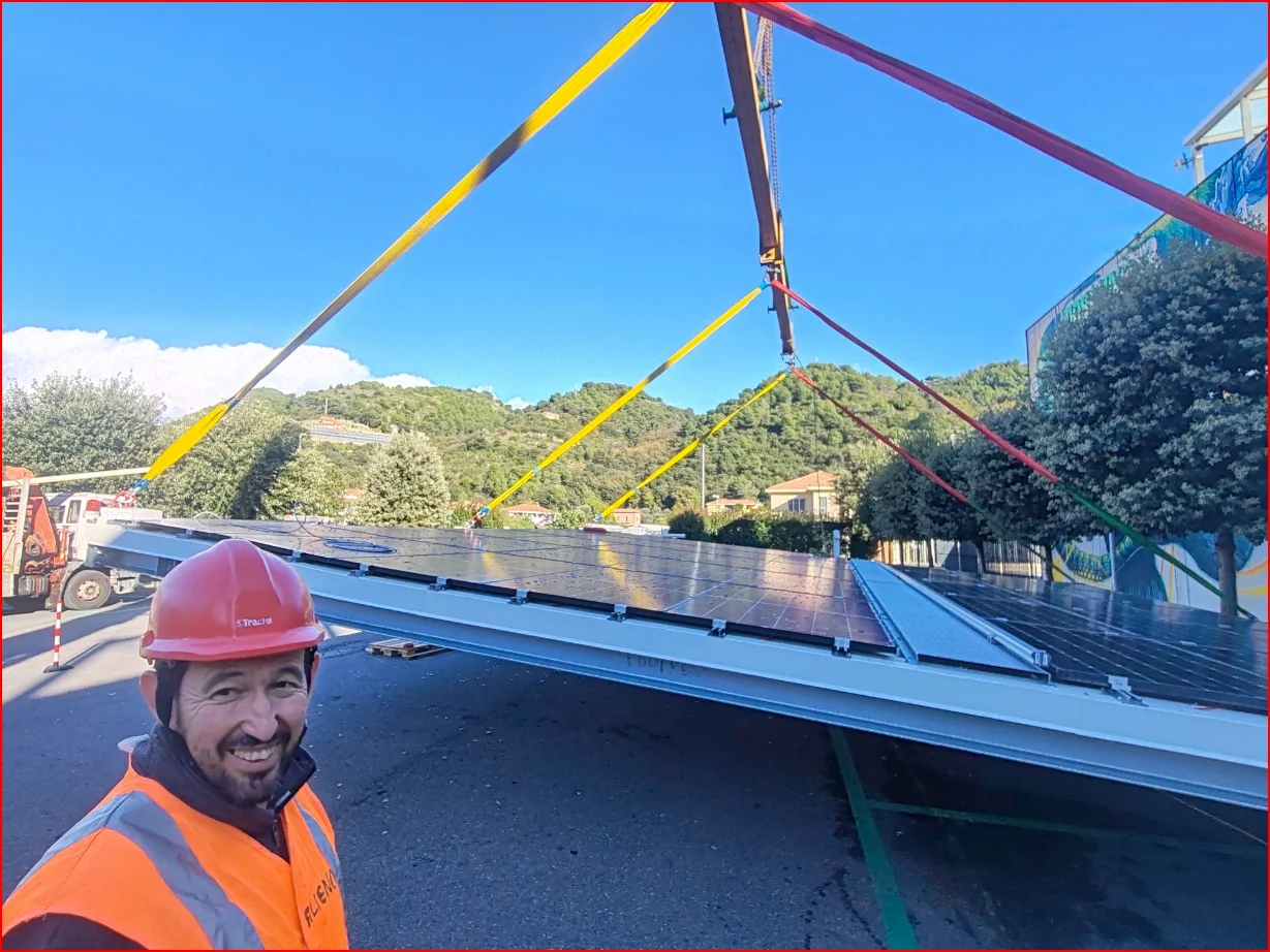 Andrea Palmero durante il sollevamento dei pannelli fotovoltaici per Coseva a Camporosso