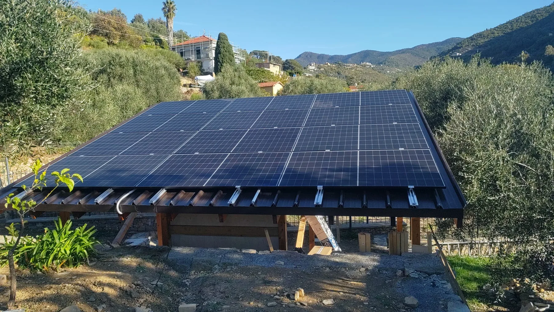 Impianto fotovoltaico su tettoia